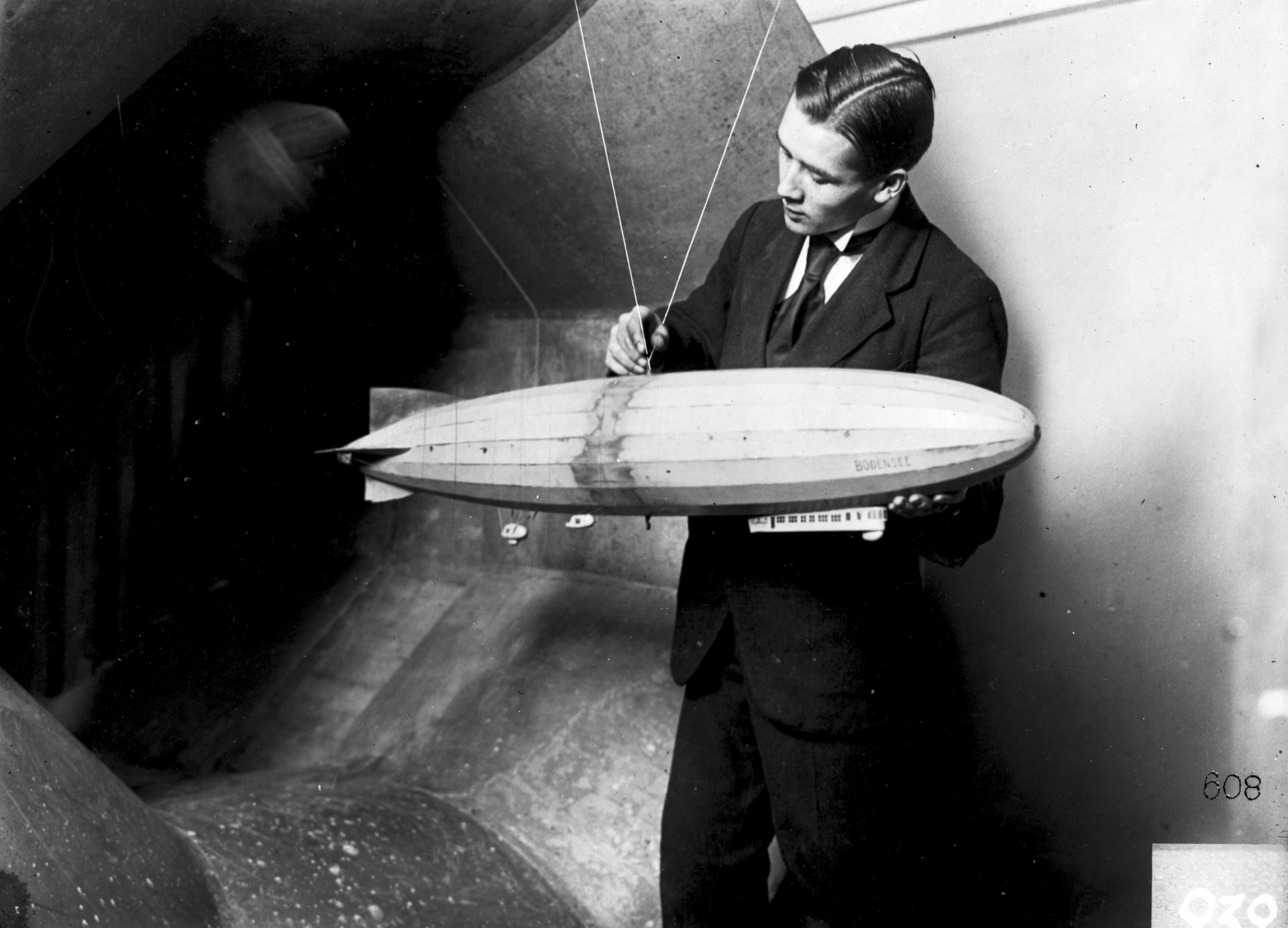 Model of the Bodensee airship in the small wind tunnel at the Aerodynamic Research Institute