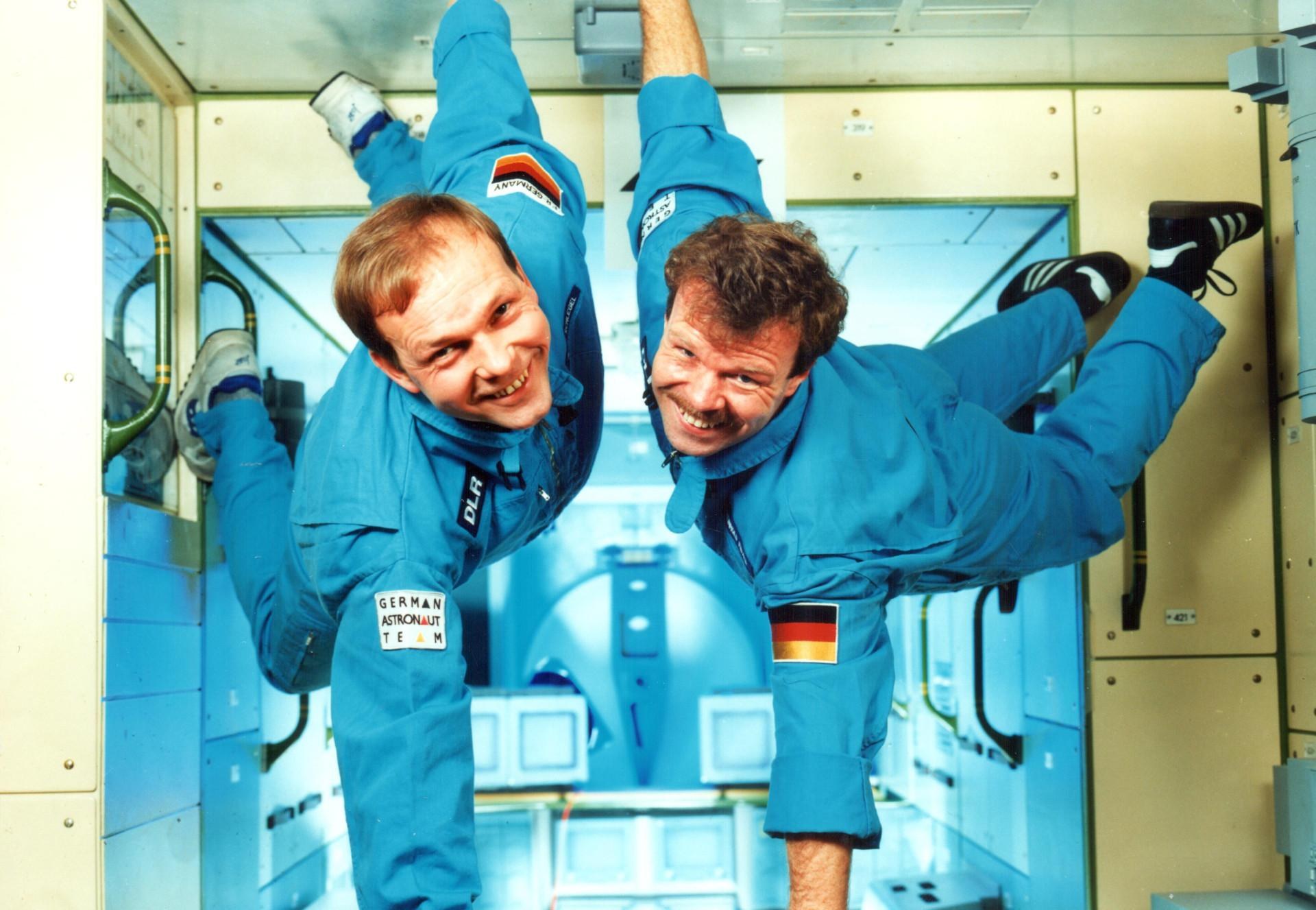 Astronauts Hans Wilhelm Schlegel and Reinhold Ewald training for the MIR'97 mission