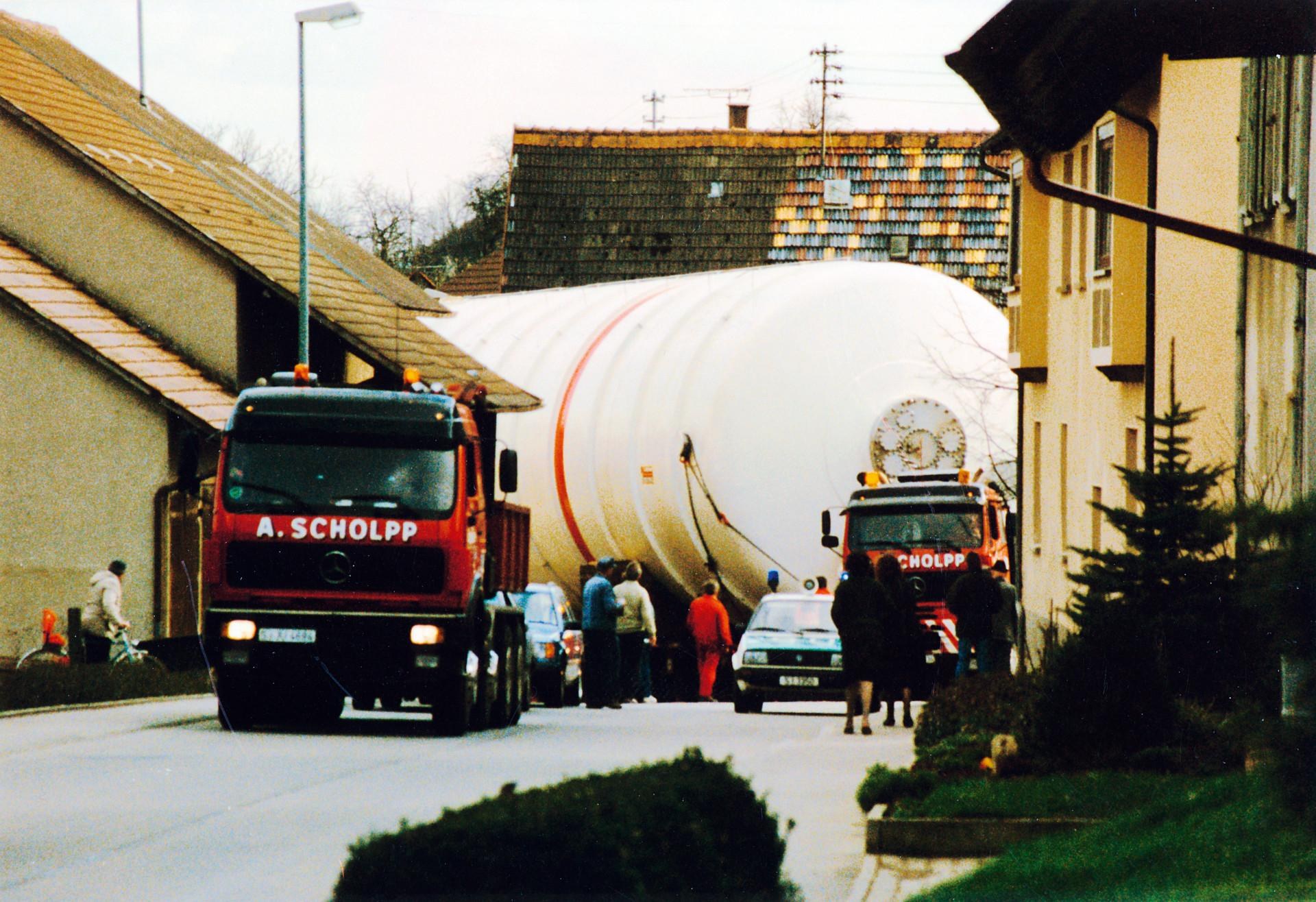 Hydrogen tank rolls through Lampoldshausen
