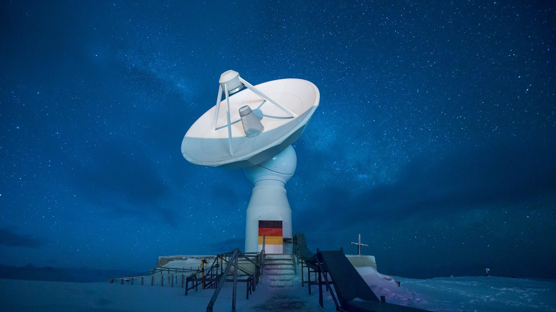 The nine-metre antenna of DLR's GARS O'Higgins Antarctic Station