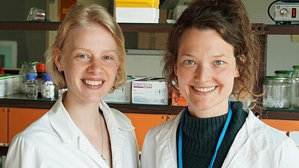 The two scientists Katharina Siems (left) und Luisa Becher (right) in the lab.