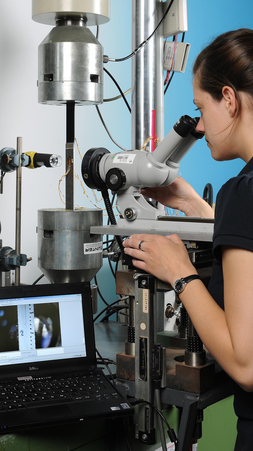 Monitoring the progression of cracks in bonded joints