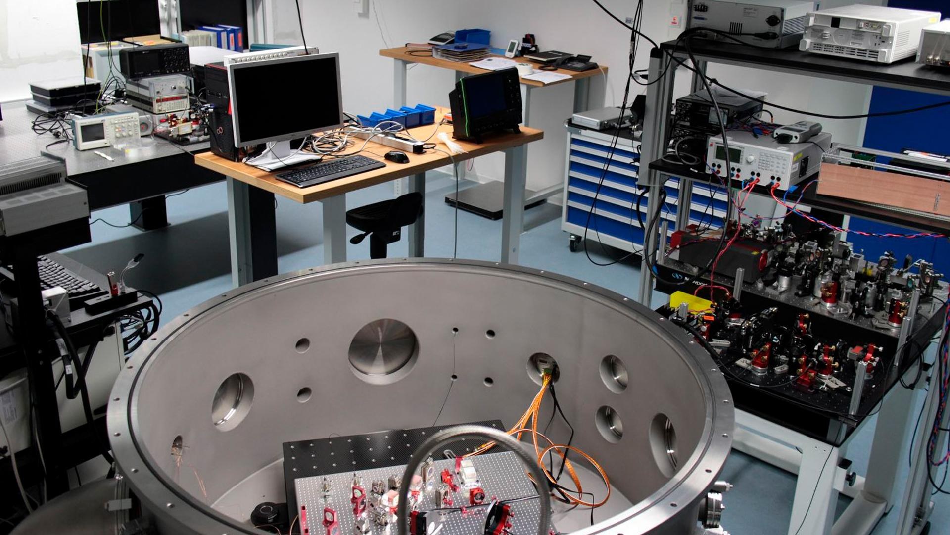 Test facility for highly accurate thermal characterisation of ultra-stable materials