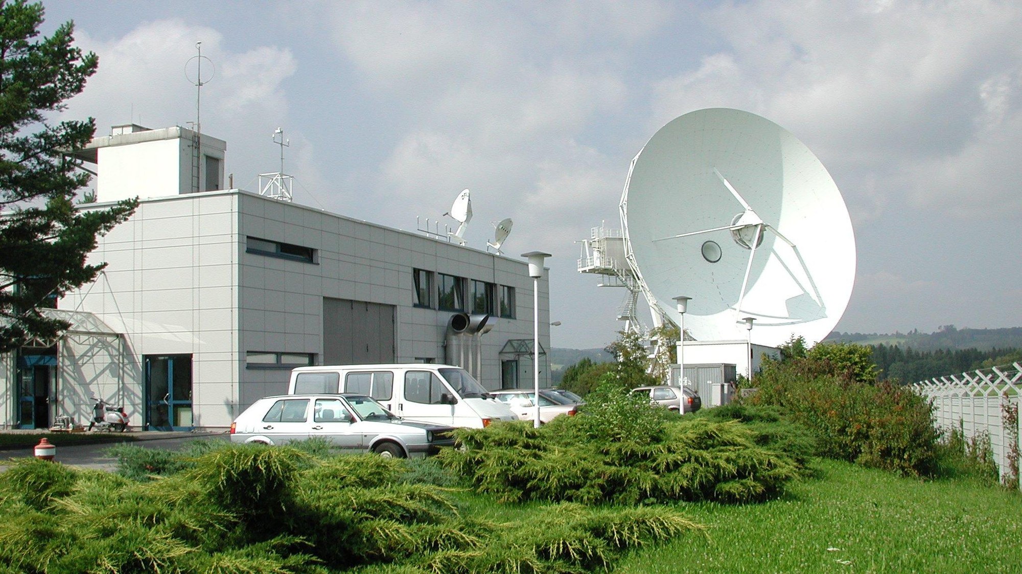 DLR's Weilheim site with the 30-metre antenna