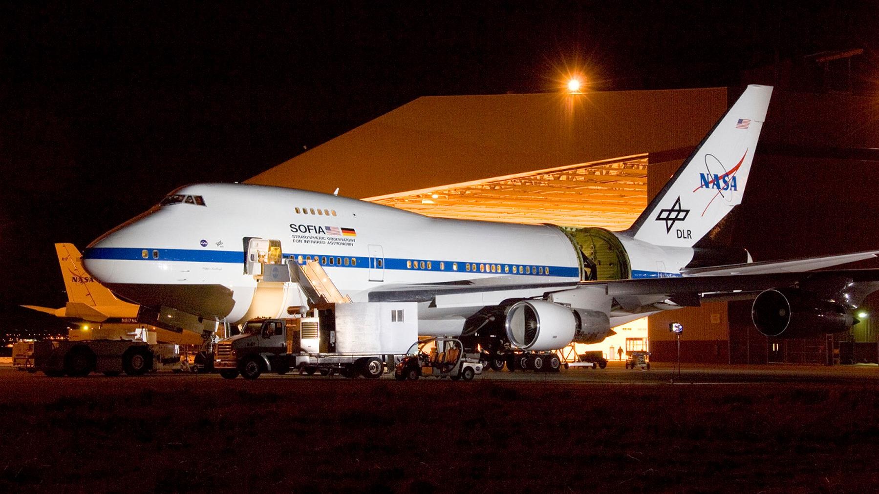 SOFIA during night-time test measurements in front of its hangar in Palmdale