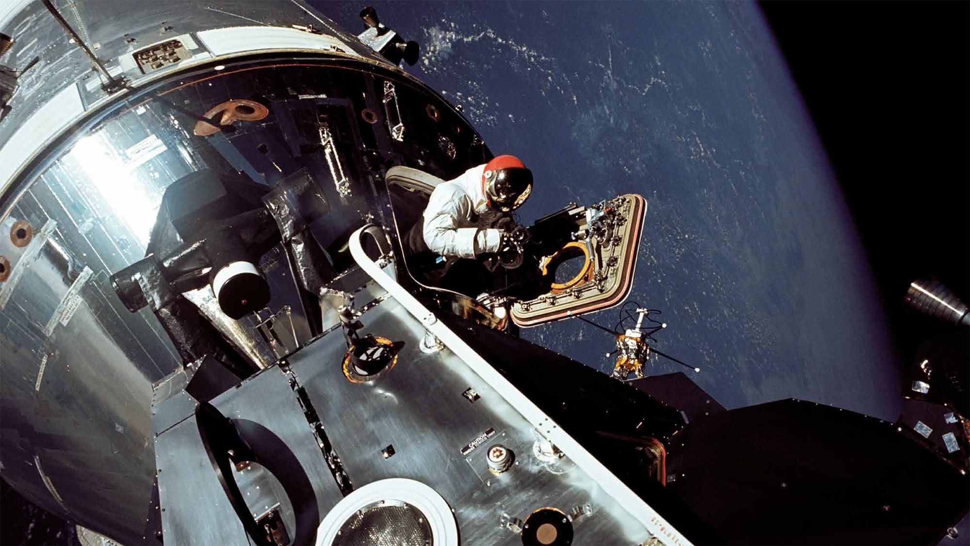 Apollo 9: First test oft he lunar module in earth orbitit