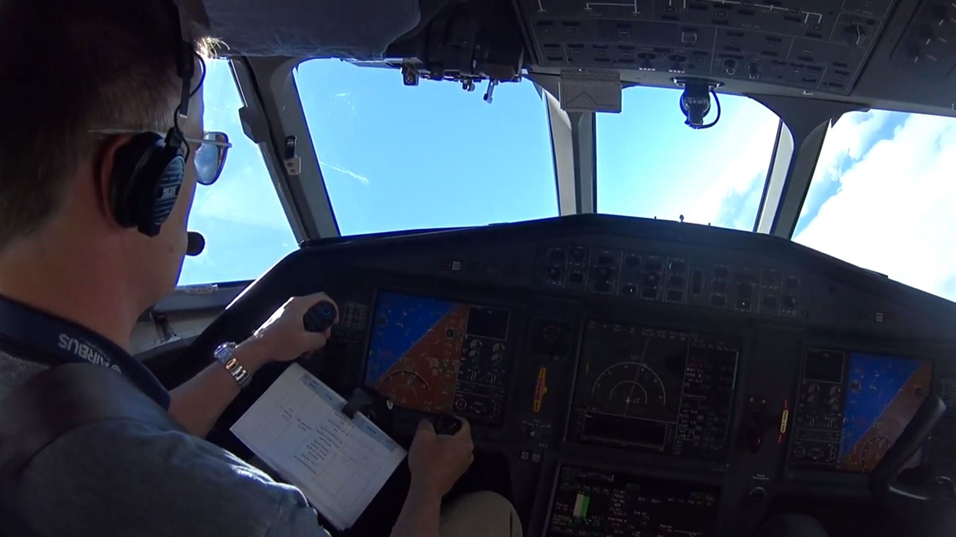 Preview image: Cockpit view during a flight manoeuvre with the ISTAR