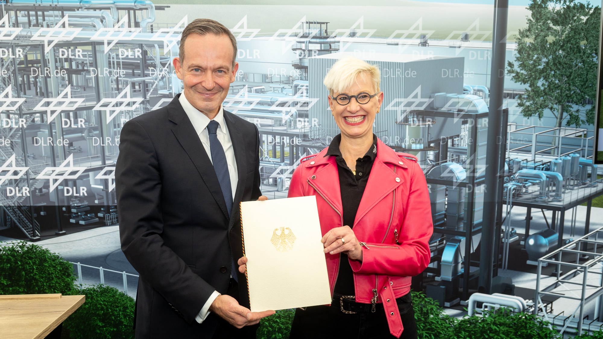 Handover of funding for the Technology Platform for Power-to-Liquid Fuels in Leuna