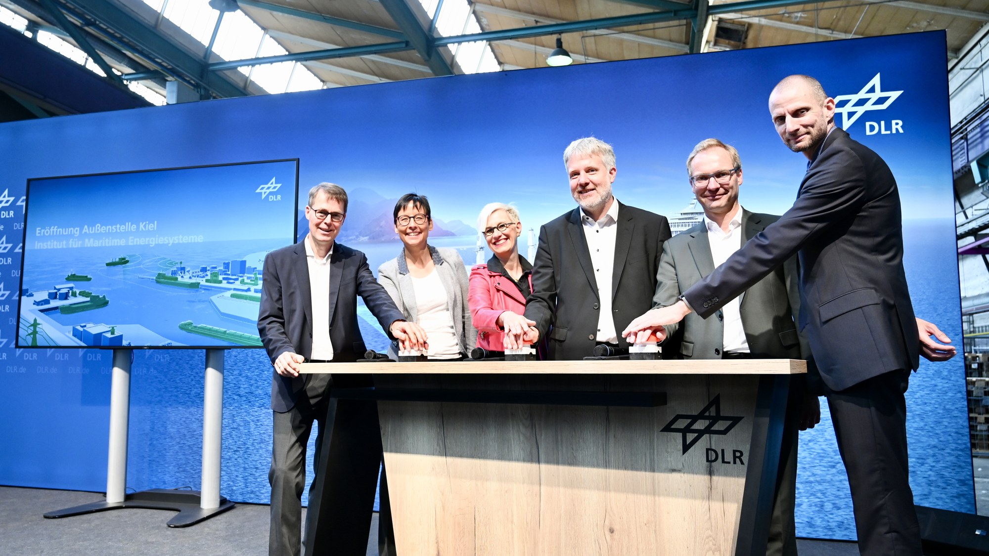 Full speed ahead! DLR opens its site in Kiel for research into climate-friendly shipping with guests from politics and industry