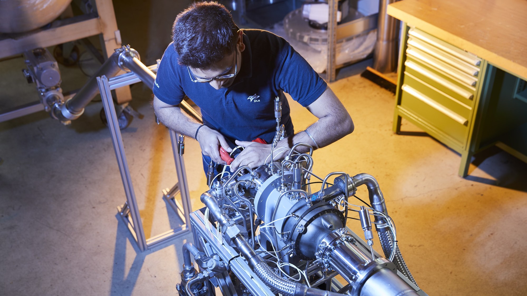 The picture shows work on the turbopump in the test stand.