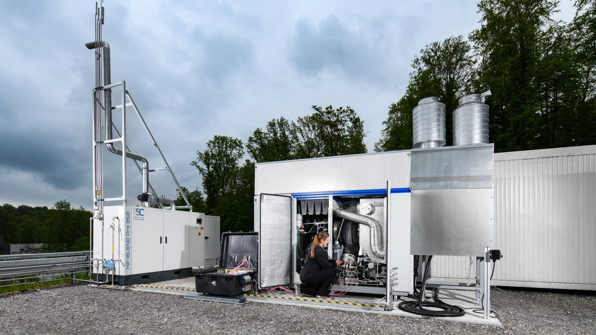 Micro gas turbine in a small power plant with distribution and mixing station.