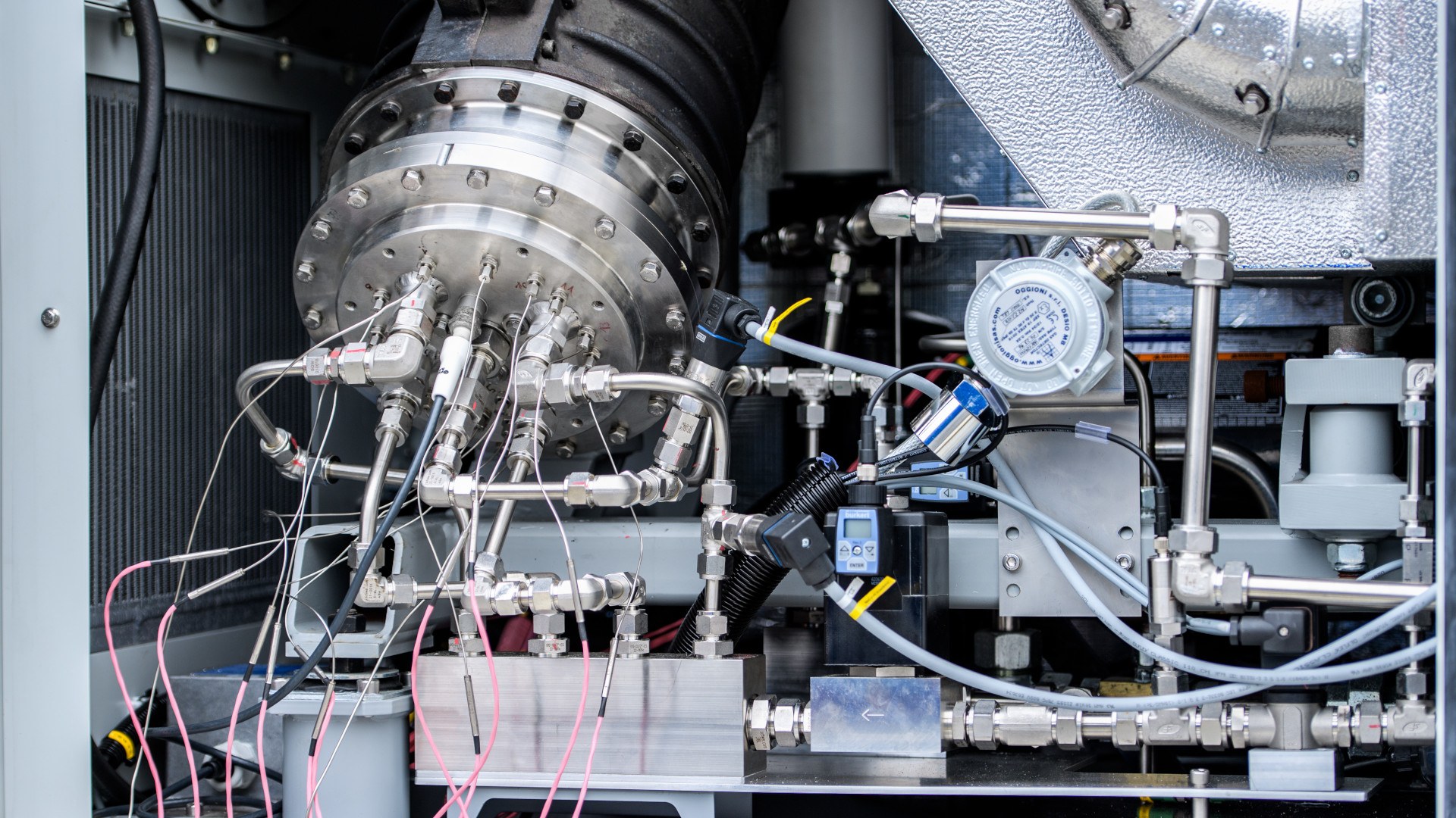 Micro gas turbine in the retrofit H2 pilot plant during a test run with pure hydrogen.