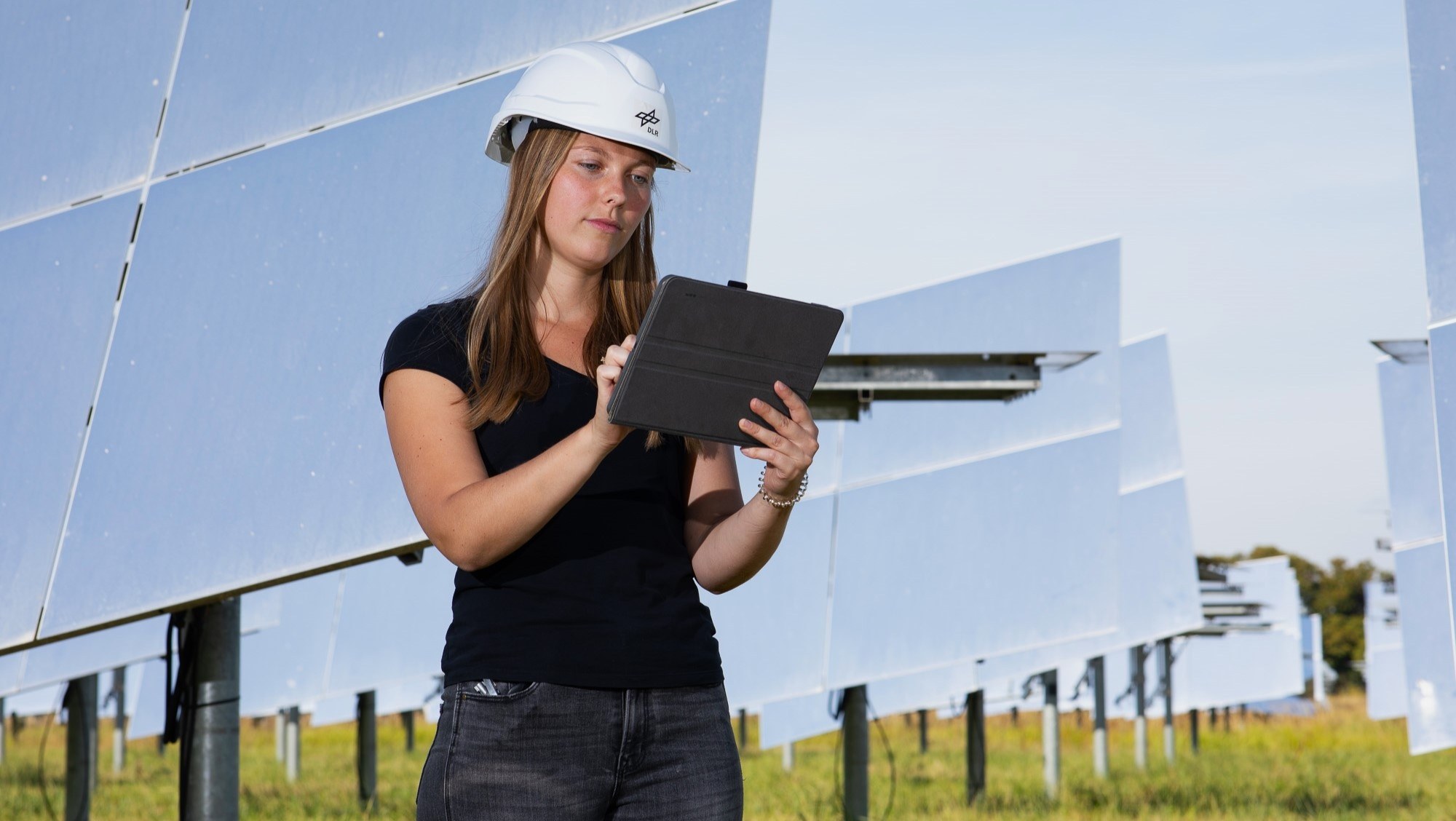 A DLR employee checks the position of the mirrors in the heliostat field.