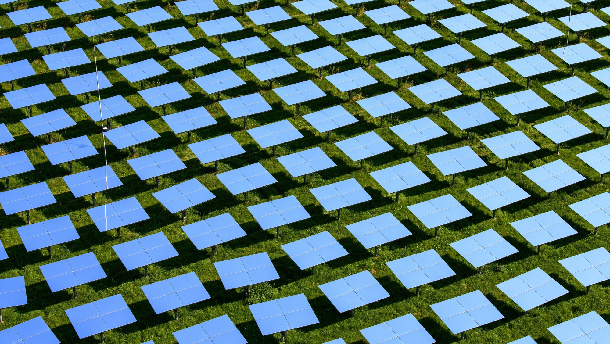 More than 2.000 mirrors are set up in rows in front of the two solar towers in Jülich.