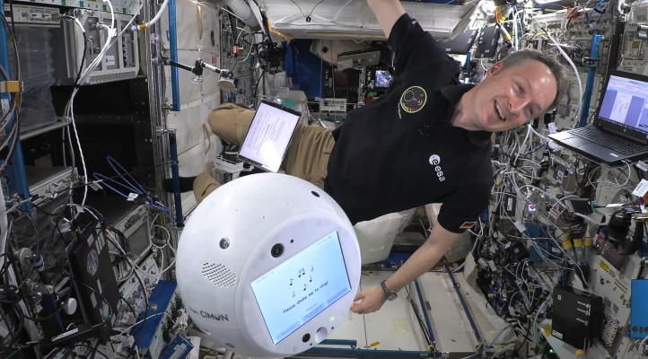 Matthias Maurer mit dem Crew-Assistenten CIMON. Bild: NASA/ESA 