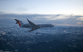 DLR-Forschungsflieger HALO über den Alpen. Bild: DLR