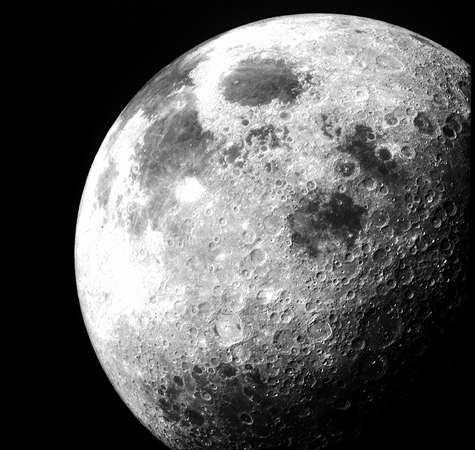 Unser Mond. An der von Kratern übersäten Oberfläche kann man regelrecht „ablesen“: Hier hat es früher viele Einschläge gegeben. Die dunklen Flächen hielt man zuerst für Meere. Es handelt sich jedoch um Tiefebenen, die mit erkalteter Lava gefüllt sind. Sie sind jünger und haben daher weniger Krater. 
Bild: NASA