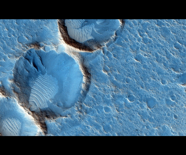 Auf diesem Falschfarbenbild sieht man Dünen – ebenfalls in Acidalia Planitia. Die Daten stammen von der HiRISE-Kamera auf der NASA-Sonde MRO. Solche Falschfarbenbilder werden oftmals angefertigt, um Einzelheiten im Bild besonders gut sichtbar zu machen. Bild: NASA