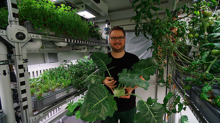 DLR-Wissenschaftler Paul Zabel im Gewächshaus in der Antarktis. Bild: DLR