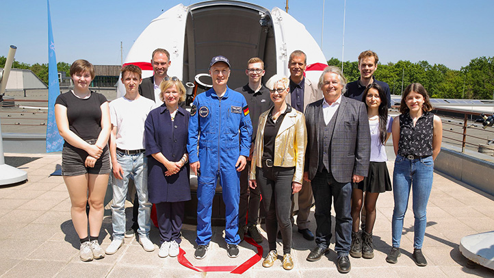 Feierliche Einweihung der Sonnenteleskope mit prominenten Gästen und Jugendlichen. Vorne von links nach rechts Elisabeth von Uslar (BMBF), ESA-Astronaut Matthias Maurer, DLR-Vorstandsvorsitzende Prof. Anke Kaysser-Pyzalla und FEZ-Geschäftsführer Thomas Liljeberg-Markuse. Bild: DLR