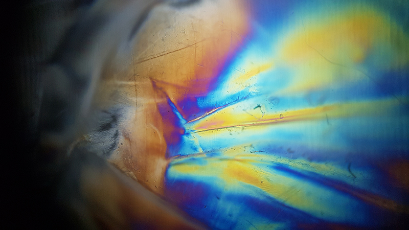 Cellophan unter dem Mikroskop (aufgenommen mit einem Polfilter)