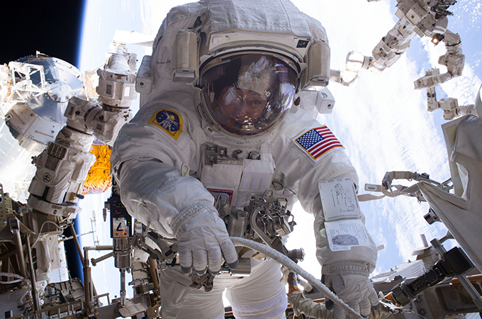Eine Astronautin beim Spacewalk. Bild: NASA