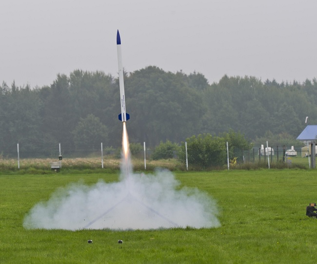 Diese Rakete bringt in Sekundenschnelle zwei „Dosen-Satelliten“ auf eine Höhe von ca. 1.000 Meter. Bild: DLR