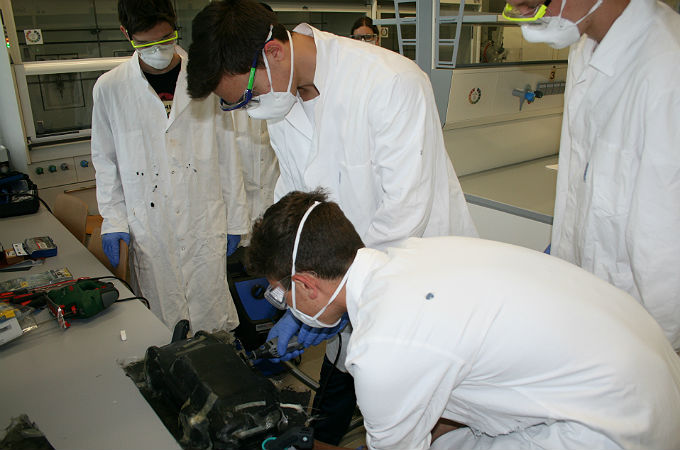 Arbeit im Labor – vorbildlich mit Schutzbrille und -maske.
