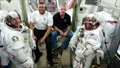 Alex und einige Kollegen beim Training in der Luftschleuse. Auf der ISS geht’s hier nach draußen zum Spacewalk ins All. 