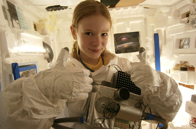 Eine Schülerin im nachgebauten ISS-Modul. Bild:  Relli Space Club