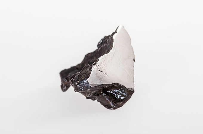 Hier zum Vergleich ein Meteorit, der von einem Asteroiden stammt. Er besteht fast nur aus Eisen und Nickel.  