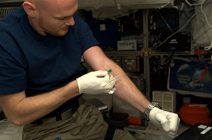 Medizinische Forschung – dazu gehören auch immer wieder Blutproben. Bild: NASA, ESA