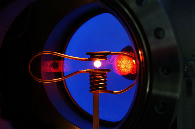 Eine Metallprobe wird in einer Magnetspule aufgeschmolzen. Bild: DLR