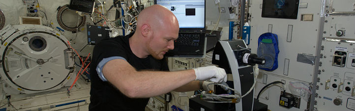 Alex bei einem Experiment im japanischen ISS-Modul Kibo. Bild: NASA, ESA