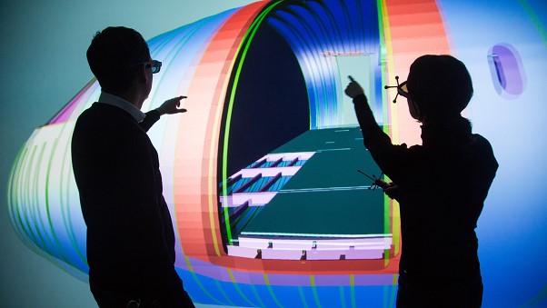 Ein Flugzeug, das erst noch in der Planung ist, schon mal aus der Nähe ansehen und mögliche Verbesserungen des Entwurfs diskutieren: Im Hamburger „Virtual Reality Lab“ ist das möglich. Bild: ZAL    