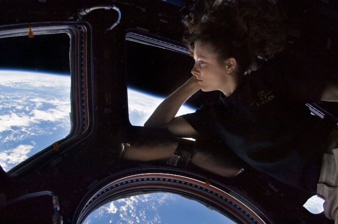 Nach der Arbeit genießen die Crewmitglieder wie hier die NASA-Astronautin Tracy Caldwell Dyson den Blick auf die Erde. Bild: NASA