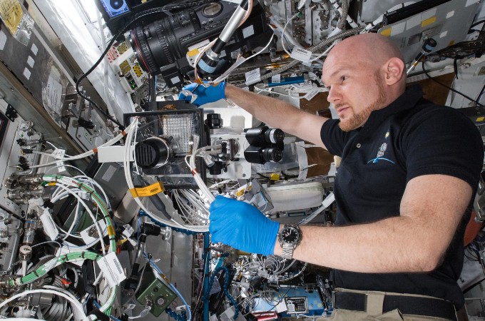 Alexander Gerst bei einem der vielen Experimente auf der ISS. Bild: ESA