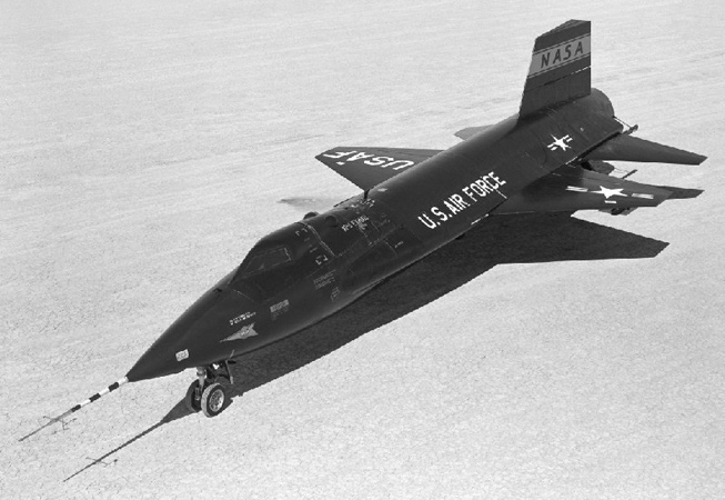 X-15: Flug bis ins All

Die X-15 ist der Rekordhalter unter den Flugzeugen: Sie flog höher und schneller als alle anderen Maschinen. Na ja – eigentlich war die X-15 eher eine Rakete mit kurzen Stummelflügen dran als ein richtiges Flugzeug. Wie auch immer: Mit über 7.000 Kilometer pro Stunde jagte dieses Raketenflugzeug durch die Luft – und sogar darüber hinaus in Höhen, in denen es kaum noch Luft gibt. Denn das Testflugzeug ist mit mehr als 100 Kilometern Flughöhe sogar bis in den Weltraum vorgestoßen – der nach internationaler Vereinbarung in dieser Höhe beginnt. Viele amerikanische Astronauten starteten in den 1960er Jahren ihre Karriere als Piloten in der X-15 oder in ähnlichen Raketenflugzeugen. Bild: NASA