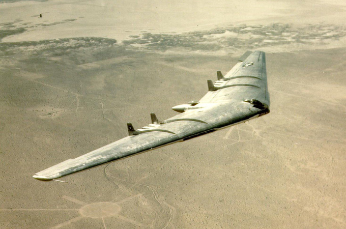 Northrop YB-49: Da fehlt doch was?

Das Foto zeigt es schon: Da fehlt doch was? Richtig: Bei einem sogenannten Nurflügler fehlt außer den Flügeln so ziemlich alles: Da gibt es kein Leitwerk und auch keinen Rumpf, in dem sich sonst die Passagiere oder Fracht befinden. Nurflügler sind also ein ganz eigenartiges Konzept – wie hier die Northrop YB-49, von der es nur zwei Prototypen gab. Einer davon stürzte ab, so dass die amerikanische Luftwaffe die Pläne schnell wieder in der Schublade verschwinden ließ. Inzwischen ist dieser exotische Flugzeug-Typ aber wieder im Gespräch: Denn wenn man einige Probleme mit der Stabilität in den Griff bekommen könnte, wären Nurflügler vielleicht ein Vorbild für die Flugzeuge der Zukunft – vor allem, weil sie weniger Treibstoff verbrauchen. Platz für Passagiere und Fracht gibt es dabei übrigens trotzdem: eben in den besonders breiten Tragflächen. Bild: U.S. Air Force