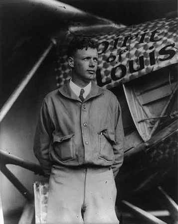Charles Lindbergh

33 Stunden lang war er in der Luft – allein im Cockpit und ganz auf sich gestellt. Dann setzte die Maschine bei Paris zur Landung an und Charles Lindbergh wurde als Held gefeiert: Er hatte als erster Mensch im Alleinflug den Atlantik überquert. Am Tag zuvor war er in New York gestartet. Fast 6.000 Kilometer hatte er zurückgelegt. Das alles spielte sich 1927 ab – und Lindbergh wurde damit zu einer Legende der Fliegerei. Bild: Library of Congress