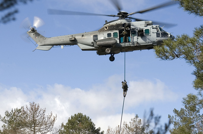 Auch im militärischen Bereich werden Hubschrauber eingesetzt – etwa zum Transport von Soldatinnen und Soldaten sowie Soldaten von Material. 
Bild: Eurocopter