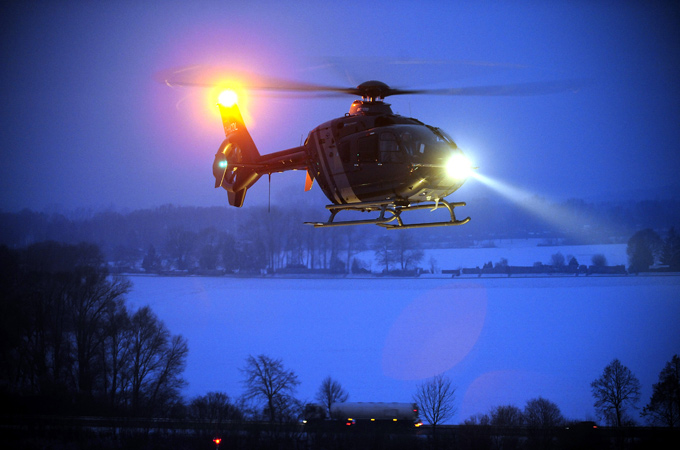 Speziell ausgerüstete Hubschrauber werden auch zu Sucheinsätzen in der Dunkelheit genutzt. Dafür haben sie starke Suchscheinwerfer an Bord. 
Bild: Eurocopter