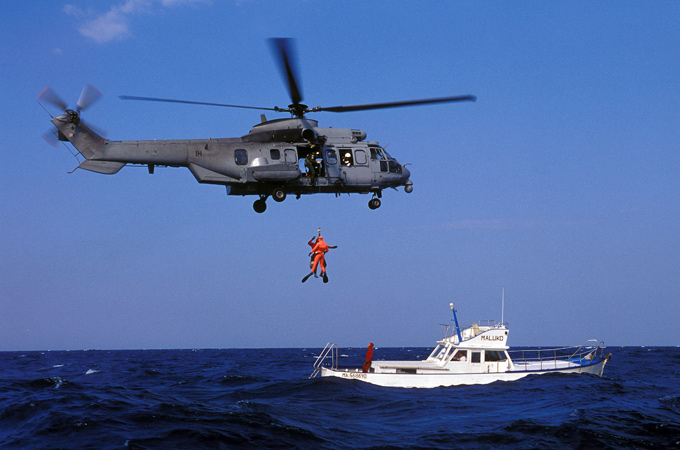 Das Fliegen mit einer Außenlast gehört zu den großen Vorteilen eines Hubschraubers. Denn so können Personen von einem Schiff gerettet werden, wenn sie in Seenot geraten sind. Das Steuern eines Hubschraubers in solchen Situationen ist aber nicht ganz einfach, deshalb wird das auch oft – wie hier im Bild – geübt. 
Bild: Eurocopter