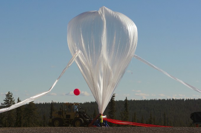 Dieser mit Helium gefüllte Forschungsballon befördert Sensoren und Experimente mit einem Gewicht von bis zu 100 kg rund 35 km hoch in die Atmosphäre. Bild: ESA 