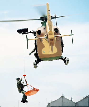 Hier sieht man deutlich, wie der Hubschrauber durch das zusätzliche Gewicht der Außenlast zur Seite geneigt wird. Bild: Eurocopter