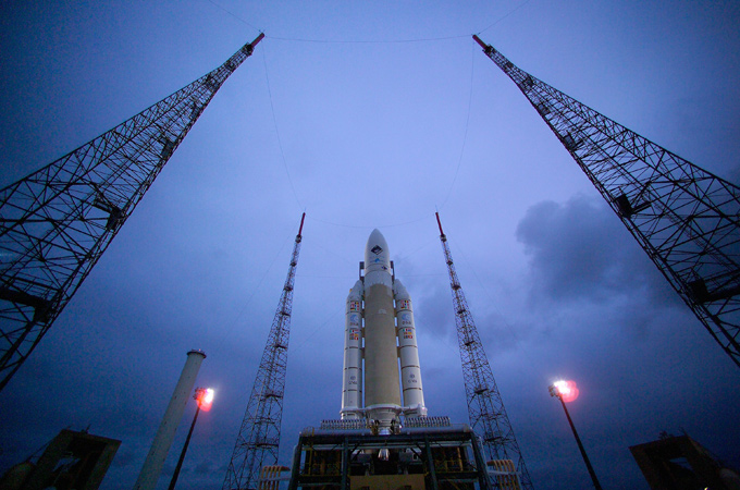 Die Ariane-Raketen sind sogenannte „Trägerraketen“: Sie können an ihrer Spitze Satelliten ins All „tragen“ und in der Erdumlaufbahn aussetzen – fast so wie ein Taxi in den Weltraum. 
Bild: ESA, CNES, Arianespace 

