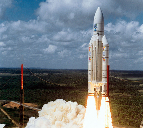 Die Ariane-Rakete verfügt über riesige Triebwerke, die einen enormen Schub ermöglichen. Das muss auch so sein: Denn schließlich gilt es, die Anziehungskraft der Erde zu überwinden. Dafür nutzen Raketen das sogenannte Rückstoß-Prinzip. 
Bild: ESA, CNES, Arianespace
