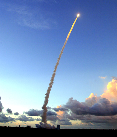 Wenn der Countdown bei „Null“ angekommen ist, zünden die Triebwerke. Zugleich öffnen sich die „Klammern“, welche die Rakete am Boden halten: Die Ariane-Rakete beginnt ihre Reise und erhebt sich fauchend in den blauen Himmel über Kourou. 
Bild: ESA
