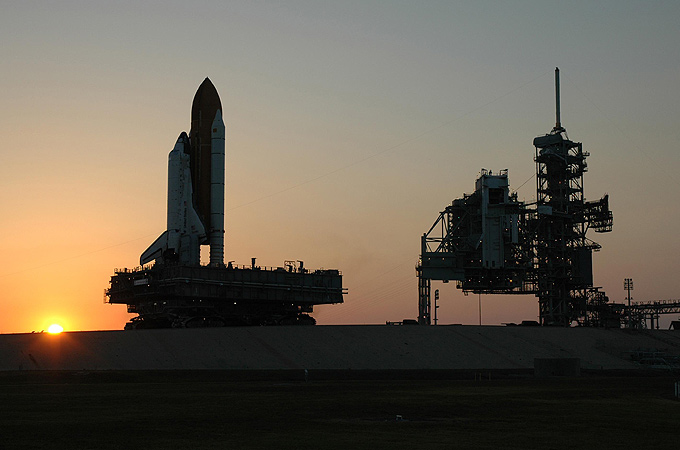 Start ins All: Eine Raumfähre wird von der beweglichen Plattform zur Startrampe gerollt. 
Bild: NASA (D. Gerondidakis) 