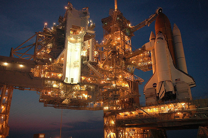 Ein Space Shuttle am Startturm. 
Bild: NASA